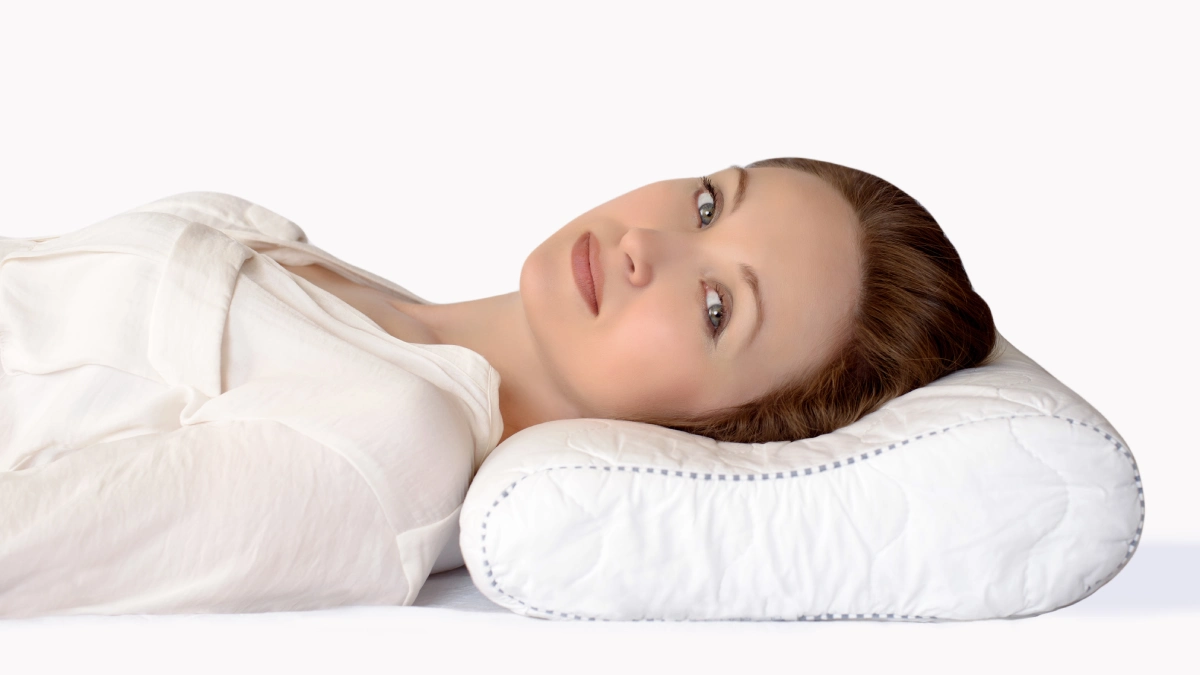 persona acostada correctamente con almohada cervical y buena postura