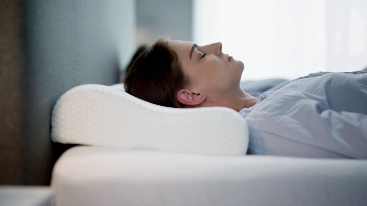 persona durmiendo con almohada ergonómica manteniendo la alineación del cuello