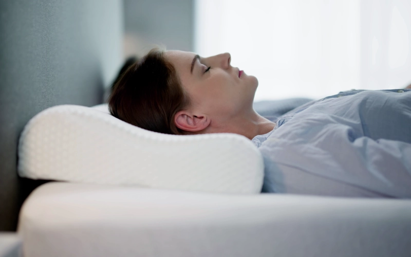 persona durmiendo con almohada ergonómica manteniendo la alineación del cuello