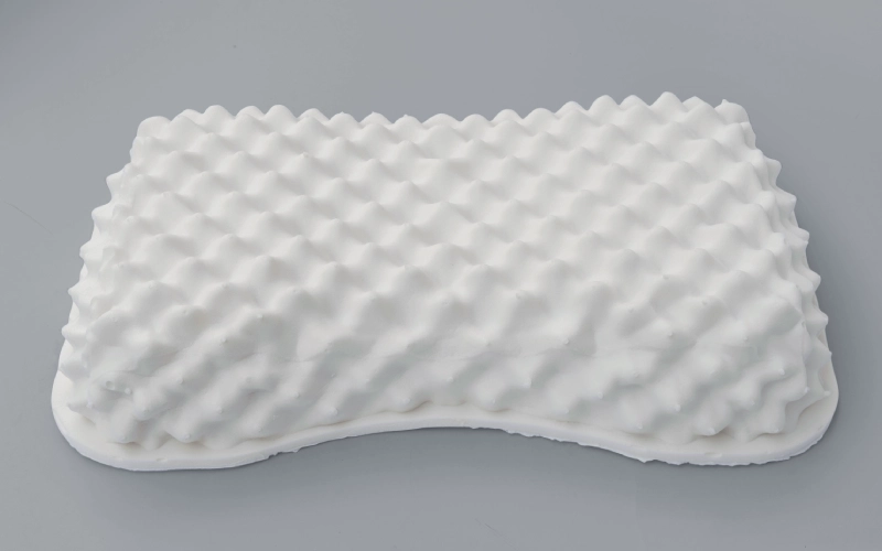 almohada de látex perforada mostrando su estructura y ventilación