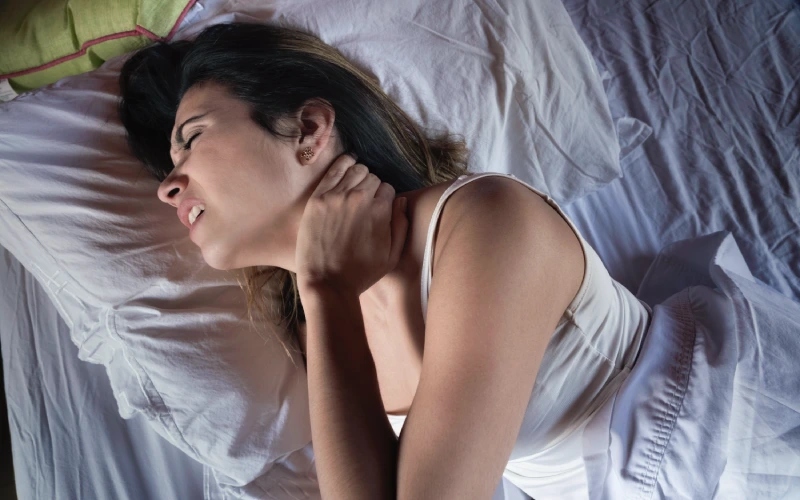 dolor cervical al despertar por almohada incorrecta