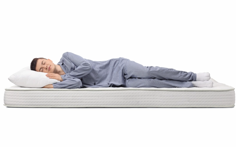 persona durmiendo de lado con almohada adecuada alineacion cuello