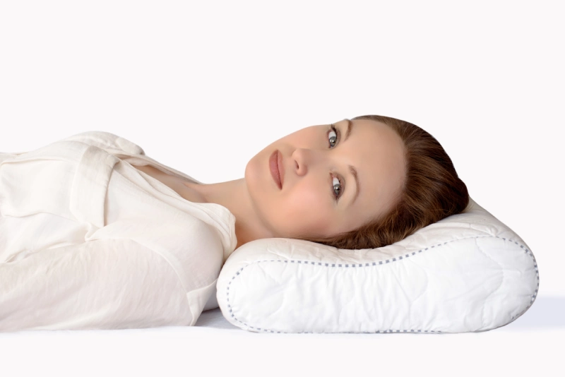 persona acostada correctamente con almohada cervical y buena postura