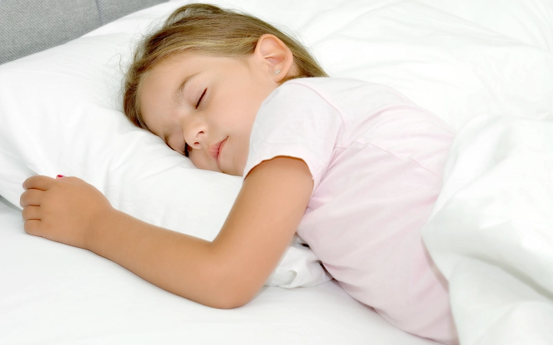 niño durmiendo con almohada adecuada a su edad